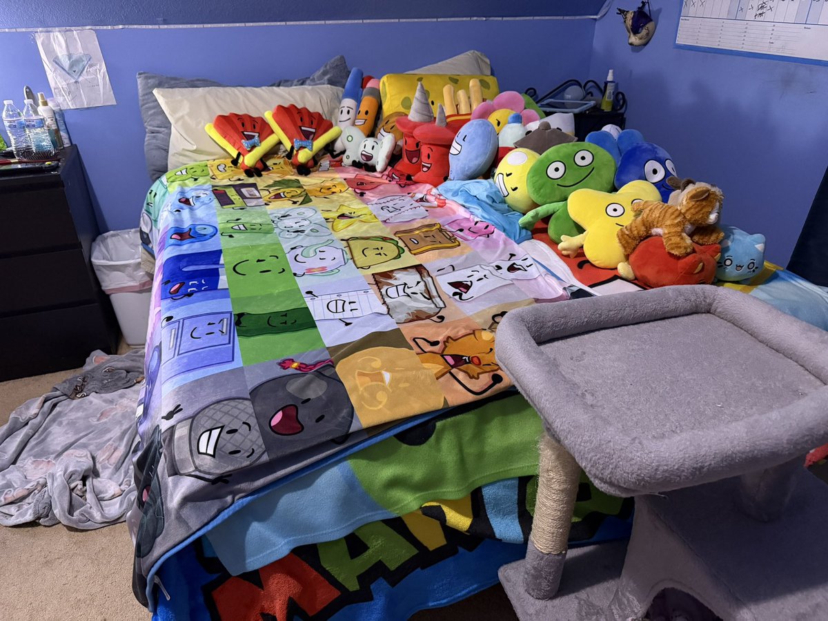 fankinnie2763's tweet photo. this is my bed fully made up https://t.co/TNjOpNcz7T