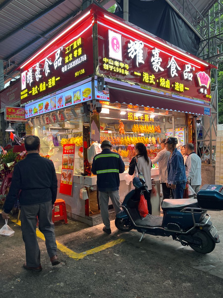 Ddw7v7's tweet photo. 今日鲜采！带泥胡萝卜、带皮五花肉、带露上海青都是当日本地货，下班顺路去小区菜店提些，今晚的家常香妥妥安排～， https://t.co/A1WyXJruxn