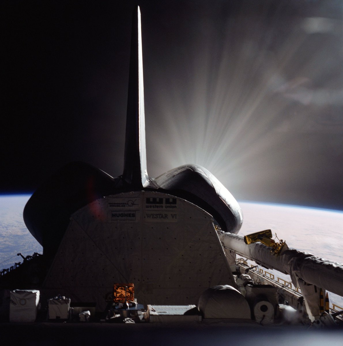 Sundancing_'s tweet photo. the early shuttle will never be matched in aura. just a bunch of pioneers doing wonderful things https://t.co/EGZUXUxLGg