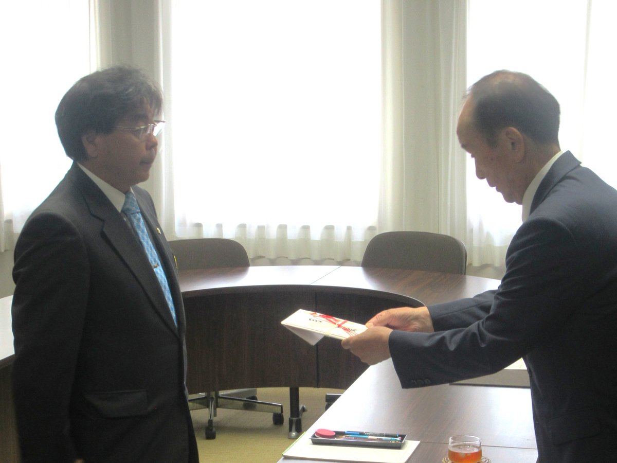 MisawaCityMayor's tweet photo. 7月28日、 #三沢木崎野ライオンズクラブ 様より、当市の #国際交流 事業に対する活動資金として、 #寄附金 を頂戴いたしました。姉妹都市 #ウェナッチバレー への中学生大使の派遣や、 #8月4日 に初開催となる高校生対象の #English_Lab などといった国際交流事業に活用させていただきます✨ https://t.co/piy8NsIP4s