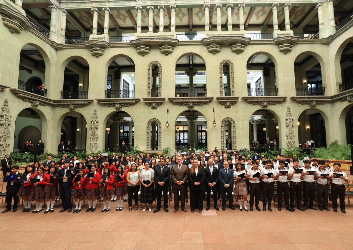 MineducGT's tweet photo. Hoy abrimos una puerta muy importante para la educación pública. 🇬🇹

Con el lanzamiento de #CiudadaníaDIGIKAL, estudiantes y docentes del ciclo diversificado comienzan una nueva etapa de acceso a tecnología, conectividad educativa, contenidos digitales y formación. 

No es solo equipo. Es oportunidad.✅
No es solo conectividad. Es aprendizaje.✅
No es solo un programa. Es un paso histórico para que la educación digital también se construya desde la escuela pública.💯