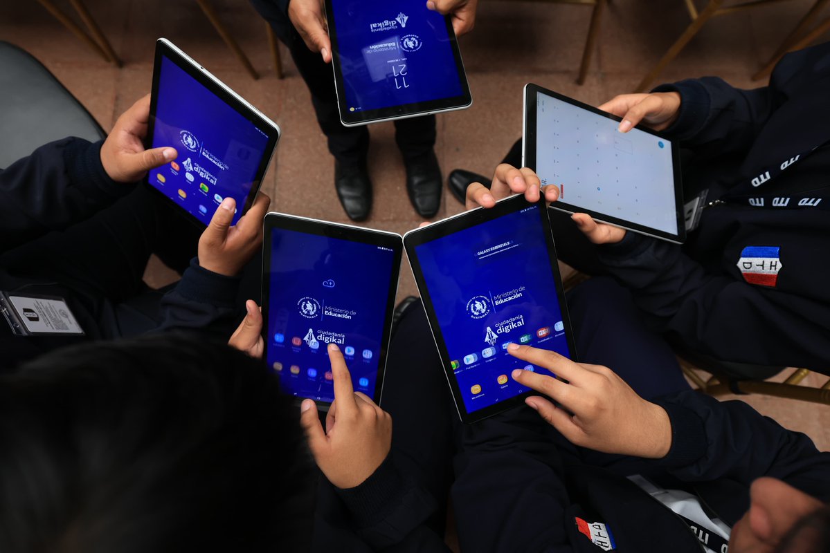 MineducGT's tweet photo. Hoy abrimos una puerta muy importante para la educación pública. 🇬🇹

Con el lanzamiento de #CiudadaníaDIGIKAL, estudiantes y docentes del ciclo diversificado comienzan una nueva etapa de acceso a tecnología, conectividad educativa, contenidos digitales y formación. 

No es solo equipo. Es oportunidad.✅
No es solo conectividad. Es aprendizaje.✅
No es solo un programa. Es un paso histórico para que la educación digital también se construya desde la escuela pública.💯