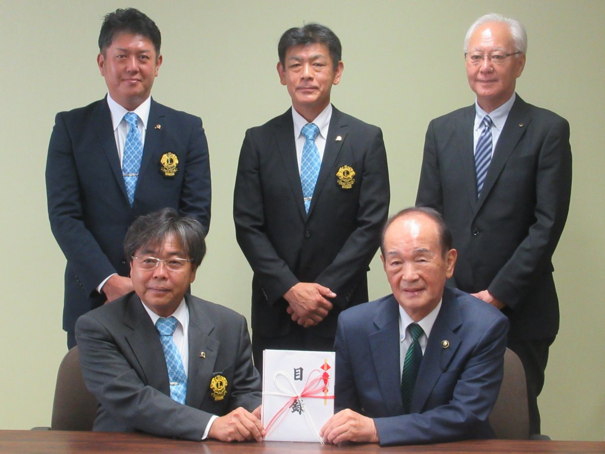 MisawaCityMayor's tweet photo. 7月28日、 #三沢木崎野ライオンズクラブ 様より、当市の #国際交流 事業に対する活動資金として、 #寄附金 を頂戴いたしました。姉妹都市 #ウェナッチバレー への中学生大使の派遣や、 #8月4日 に初開催となる高校生対象の #English_Lab などといった国際交流事業に活用させていただきます✨ https://t.co/piy8NsIP4s