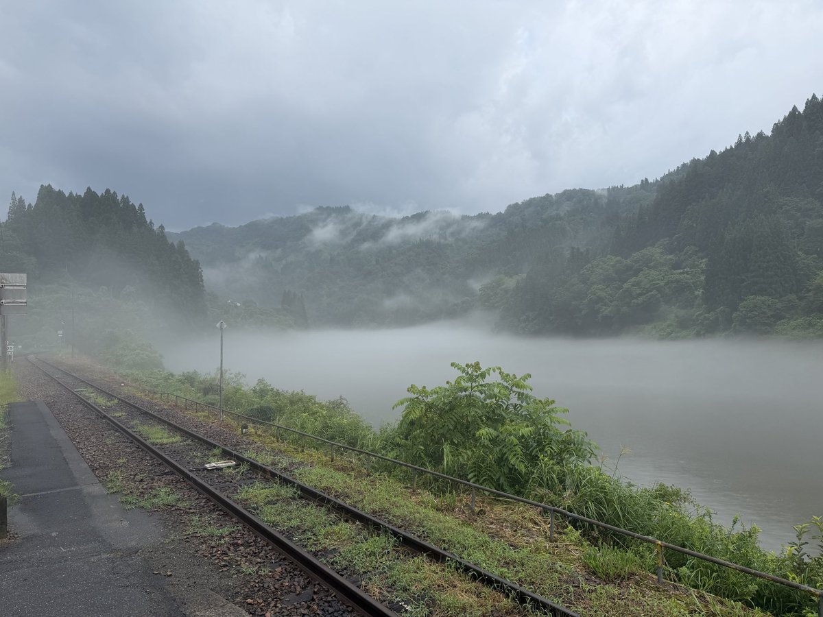 kaneyamaOkuaizu's tweet photo. 本日の #会津川口駅 の様子です。
先ほどまで強い雨が降っていましたが、
今は少し弱まり川霧が大発生中です👀

JR只見線の最新の運行情報は⇩
@JRE_Tohoku_A をご確認ください

#奥会津金山町 #Tadami_Line #川霧 https://t.co/8zr2T7PJjx