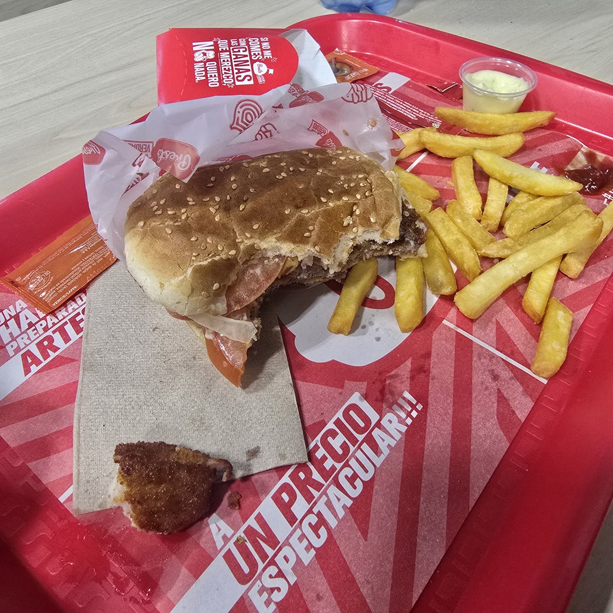 MathiuNatalia's tweet photo. ¿Qué le pasó a @PrestoColombia? 😭 Hoy en Presto pagamos $69.000 por una hamburguesa con pan viejo, papas y nuggets fritos en aceite frío, llenos de grasa y nada crocantes. Antes era delicioso, hoy fue una decepción total. #QueLePasoAPresto

Alguien más así? https://t.co/OHMKtRqObW