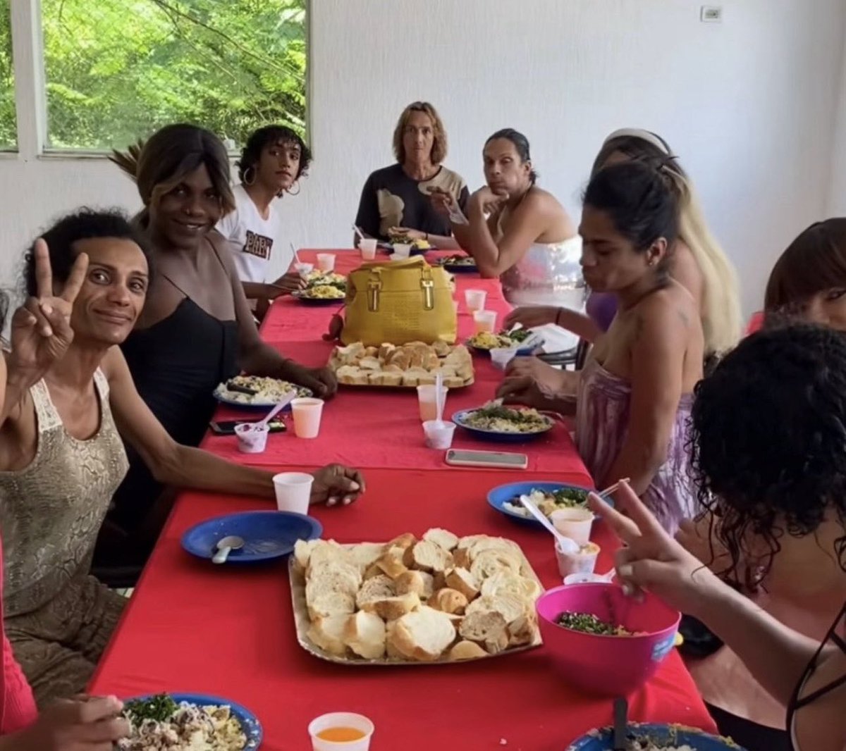 alinadurso's tweet photo. Por que é tão difícil fazer a galera se mobilizar para fazer hitar, nessa rede, uma casa que acolhe 30 travas?

Estamos na maior missão e dificuldade de arrecadar um valor legal para encerrar esse mês de julho das meninas da casa florescer 2

Mas acontece que falta 2 dias pra julho acabar e ao longo desse mês tivemos pouca ajuda

Pix: traviarcado@gmail.com