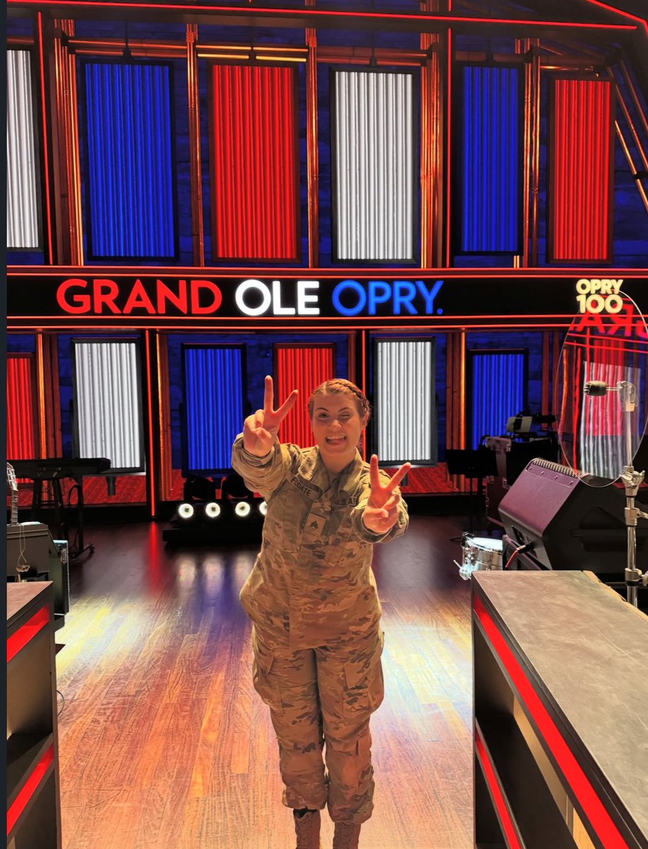 salinarenee44's tweet photo. #armyvocalist #bandsmen #studio #armygirl #usarmy https://t.co/TGS0iMjF7o