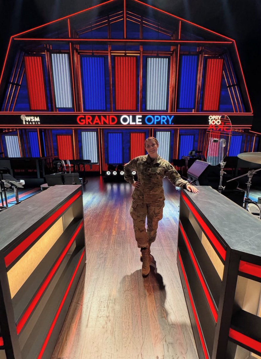 salinarenee44's tweet photo. #armyvocalist #bandsmen #studio #armygirl #usarmy https://t.co/TGS0iMjF7o