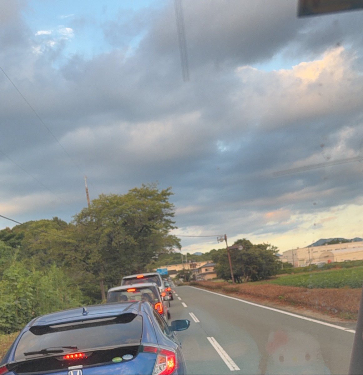yusc82_cbr's tweet photo. 会社内で被災した時は
まーじ終わった思ったけど
帰路のこの渋滞で世紀末感じた

知ってる人たち皆無事でよかった！！ https://t.co/NMuA8j2A1q