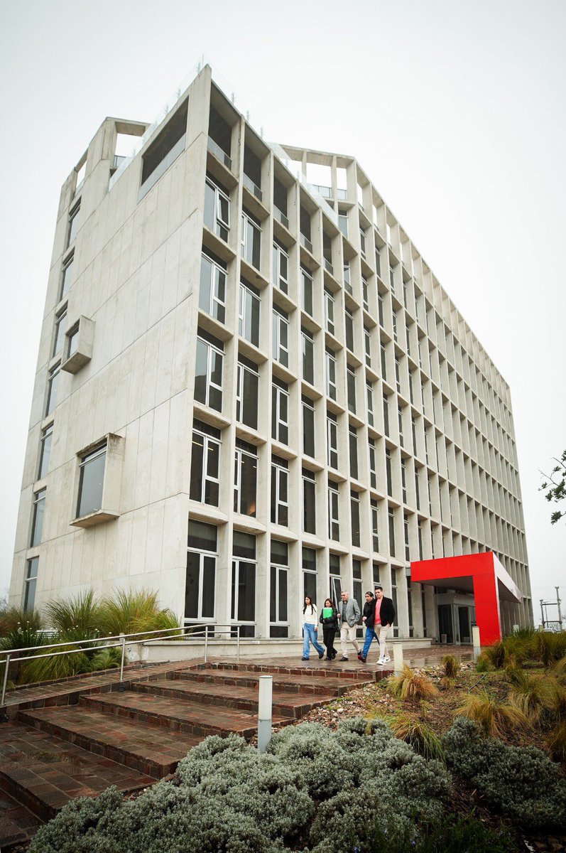 MartinLlaryora's tweet photo. Es un orgullo haber acompañado la apertura de las nuevas oficinas de Bolsas y Mercados Argentinos (@BYMAOficial) en #Córdoba, la primera sede de la institución fuera de Buenos Aires.

Que nos hayan elegido para iniciar esta etapa de expansión federal es un reconocimiento al trabajo que venimos haciendo para consolidar a nuestra provincia como uno de los principales centros del mercado de capitales del país.

Desde hace mucho tiempo sostenemos una política pública basada en la previsibilidad y el trabajo conjunto. Insistimos en el talento de nuestra gente, mostramos nuestras condiciones y generamos el entorno necesario para que las empresas elijan a Córdoba.

Los propios directivos fueron muy claros: eligieron radicarse aquí por nuestra predisposición, por el #trabajo articulado con las cámaras empresarias y por el impulso que le damos a la #EducaciónFinanciera. Esa confianza nos potencia y nos compromete a seguir atrayendo inversiones y abriendo nuevas oportunidades para el interior productivo.

#HacerParaCrecer