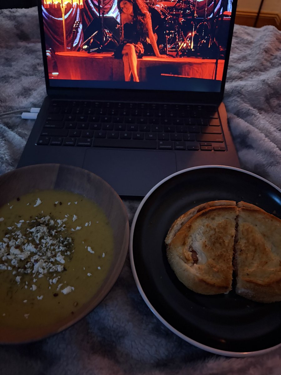 elisbeenhere's tweet photo. yumm!! can we tell i’m going to culinary school or what
#shedtwt #edrtwtㅤ #dinner #tlou #abbyanderson https://t.co/7Gkq1EVS9W