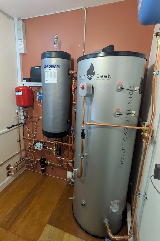 glynhudson's tweet photo. It's been 1yr since I installed a @myGrantUK heat pump and @NewarkCylinders in my house! 
🏠 Space heating  SCOP 4.8
🚿 DHW SCOP 4.3
📊 Combined SCOP 4.7
💰 Running cost on Agile with battery: £567/yr
🛢️ Previous oil boiler would cost £2k to deliver same heat  (72% saving) https://t.co/ysNer6VzJI