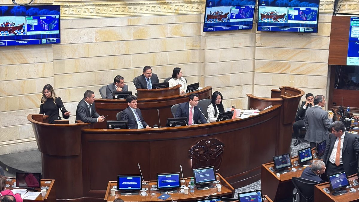 NoticiasRCN's tweet photo. #ATENCIÓN | Con 58 votos por el Sí, 30 por el No, la plenaria del Senado aprobó la proposición de trasladarse a Cali a realizar la posesión presidencial de Abelardo de la Espriella. El Congreso en pleno podrá trasladarse y sesionar desde allá. https://t.co/jcupNdymI9