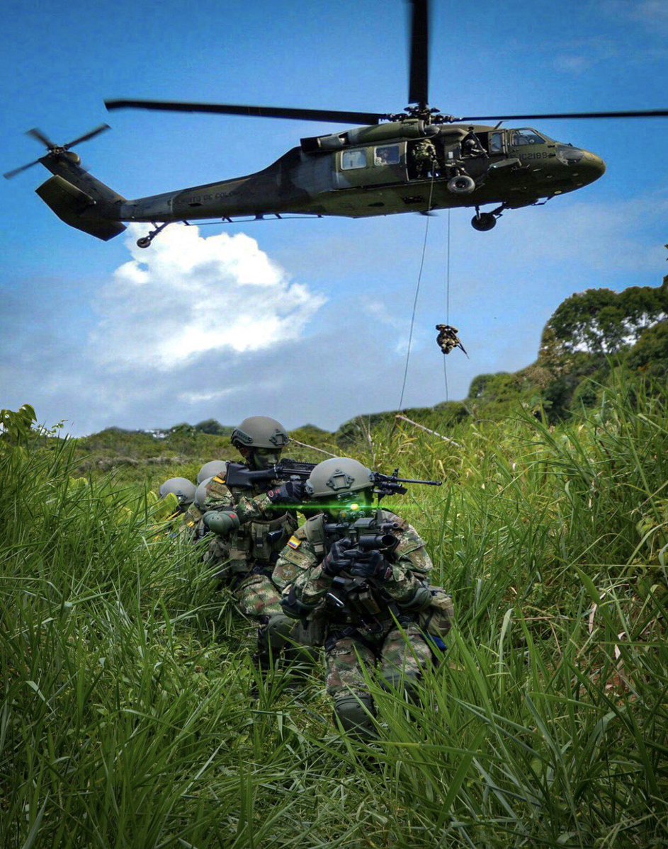 militar_col's tweet photo. Señor Ministro de Defensa Nacional
@generaljmora 

Hoy me permito dirigirme a usted con el propósito de solicitar su atención sobre la importancia de fortalecer la moral y el reconocimiento de una de las unidades más estratégicas del Ejército Nacional de Colombia. Se trata de la Brigada Especial Contra el Narcotráfico, unidad élite que, durante años, ha enfrentado con determinación el narcotráfico y sus principales estructuras criminales, convirtiéndose en un referente de profesionalismo, sacrificio y compromiso, con un modelo de cooperación internacional que ha sido reconocido y respaldado por aliados como los Estados Unidos.

Más que nadie, usted, Señor Ministro, lo sabe, porque usted fue comandante de esa unidad y allí obtuvo importantes resultados operacionales, gracias a la disciplina, el carácter y el valor de los comandos que la integran.

Descendemos, Maniobramos, Victoriosos, Exfiltramos.