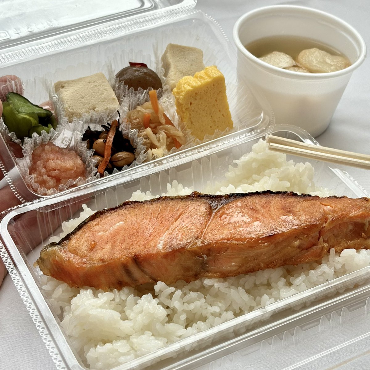 kiyyopy's tweet photo. アパホテルで1500円の朝食頼んだらこんなんがきた😂鮭は美味しかったです https://t.co/vUPMojEKh6
