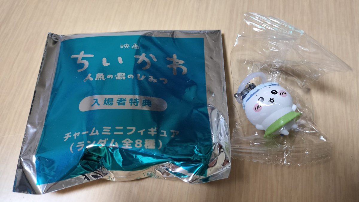shakishobo's tweet photo. 特典チャームはハチワレ https://t.co/FsJoxWUJ8u
