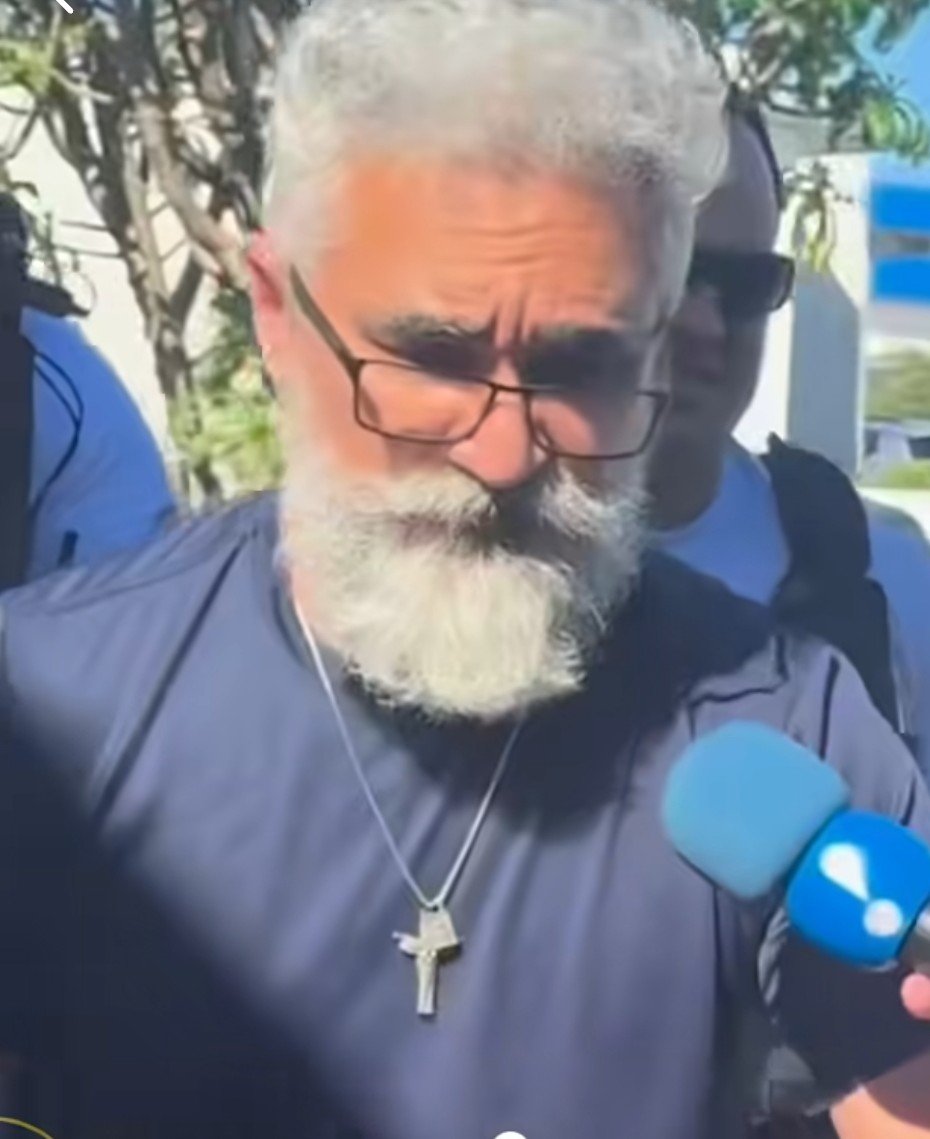 Gustavramski_'s tweet photo. IMAGENS FORTES ⚠️
O criminoso q ostenta um crucifixo no peito é o militar bolsonarista ANTÔNIO SENA,  flagrado agredindo o próprio filho cadeirante, em João Pessoa/PB.
Deus, Pátria e Covardia 🤬 https://t.co/5UU0PWyG1r