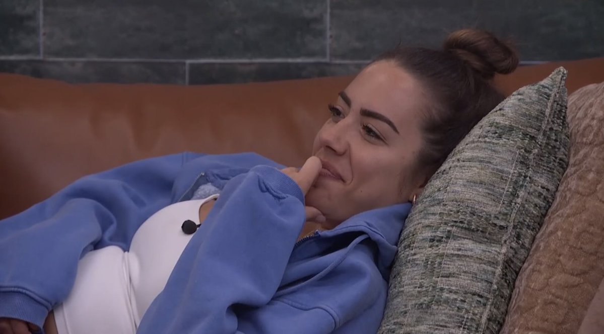 BBlemondrop's tweet photo. Devens says one of the only reasons he cares to keep Mallory is to keep Barrett a happy member of the Toolshed

Drew says he’d want to keep Mallory only bc she allows him to get away from Melody, Dee rolls her eyes and smirks #bb28 https://t.co/m91Ram4VCe