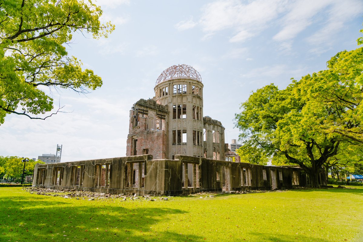 hiroshima_pref's tweet photo. 世界遺産登録30年を迎える
#原爆ドーム

当時は木造２階建てが多い中
チェコ人建築家ヤン･レツルの設計による
レンガと鉄筋コンクリート造の3階建て
正面の中央階段室は5階建てドームという
川辺に映えるモダンな西洋建築でした✨

広島の名所として
人々の誇りだったのでしょう

#被爆終戦81年 #平和 https://t.co/Y5zoVd4TlN