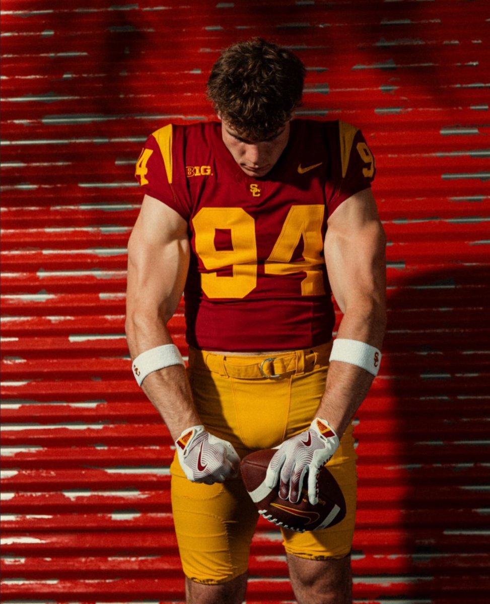 TrojanFBx's tweet photo. The build of USC freshman Luke Wafle is just insane 😳 https://t.co/kWNJnrRKD6