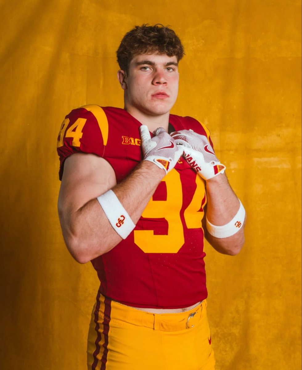 TrojanFBx's tweet photo. The build of USC freshman Luke Wafle is just insane 😳 https://t.co/kWNJnrRKD6
