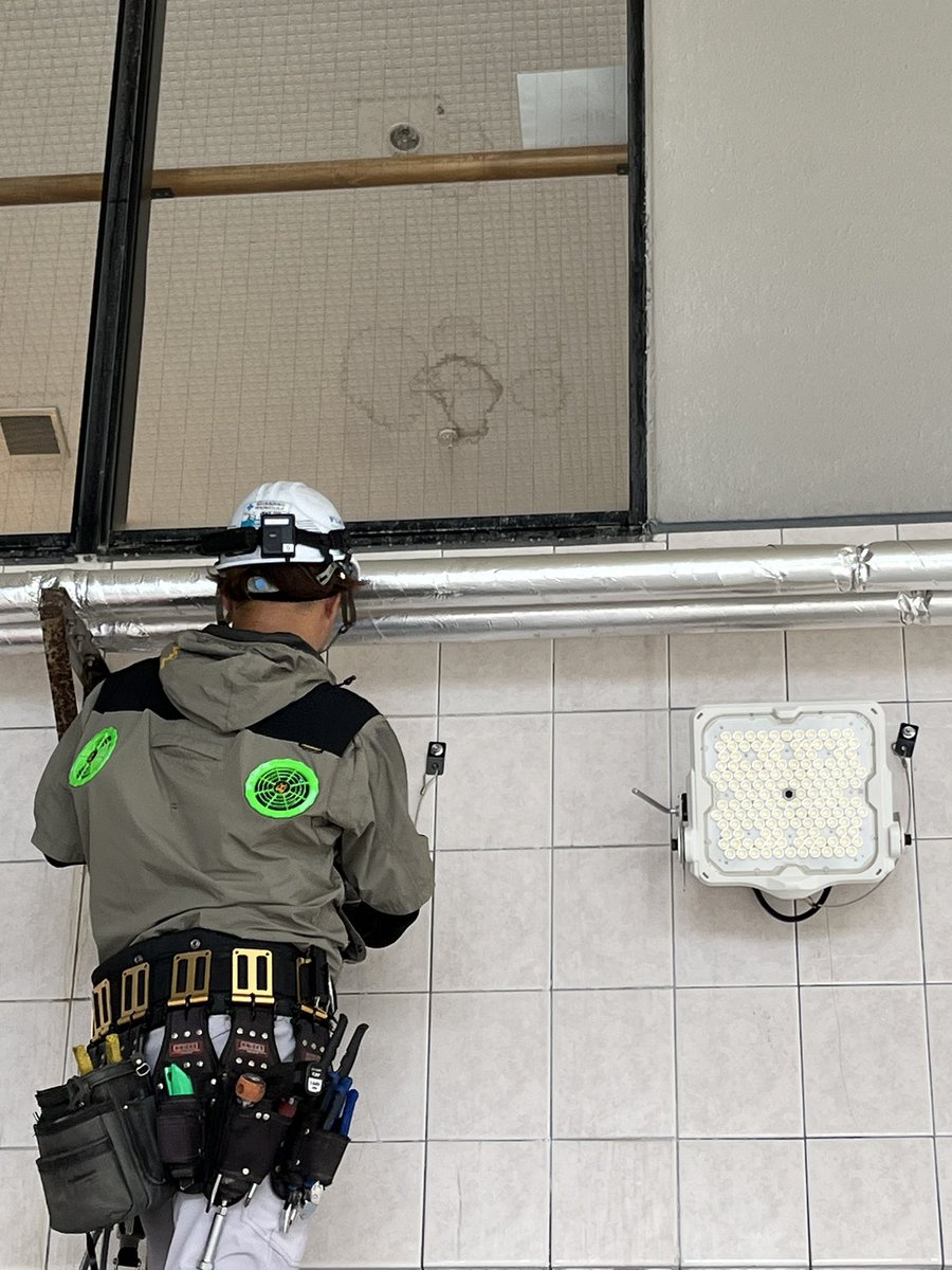 toei_densetsu's tweet photo. 暑さに負けず、今日も頑張っています！
プール内のLED照明更新工事を施工中💡
若手メンバーが中心となって活躍しています💪
暑い中でも、安全第一で声を掛け合いながら、一つひとつ丁寧に作業を進めています。
完成まであと少し！ 引き続き頑張ります😊
#電気工事 #若手活躍 https://t.co/awbUwzJGO5