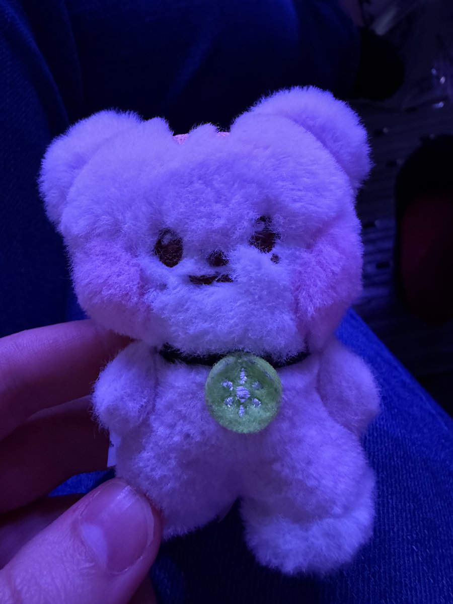 myaespaz's tweet photo. leeseo noticing my erange and asking if it’s her😭😭 #LEESEO #IVE #IVEWORLDTOUR #IVE_AUSTIN https://t.co/61nClAd5Zd