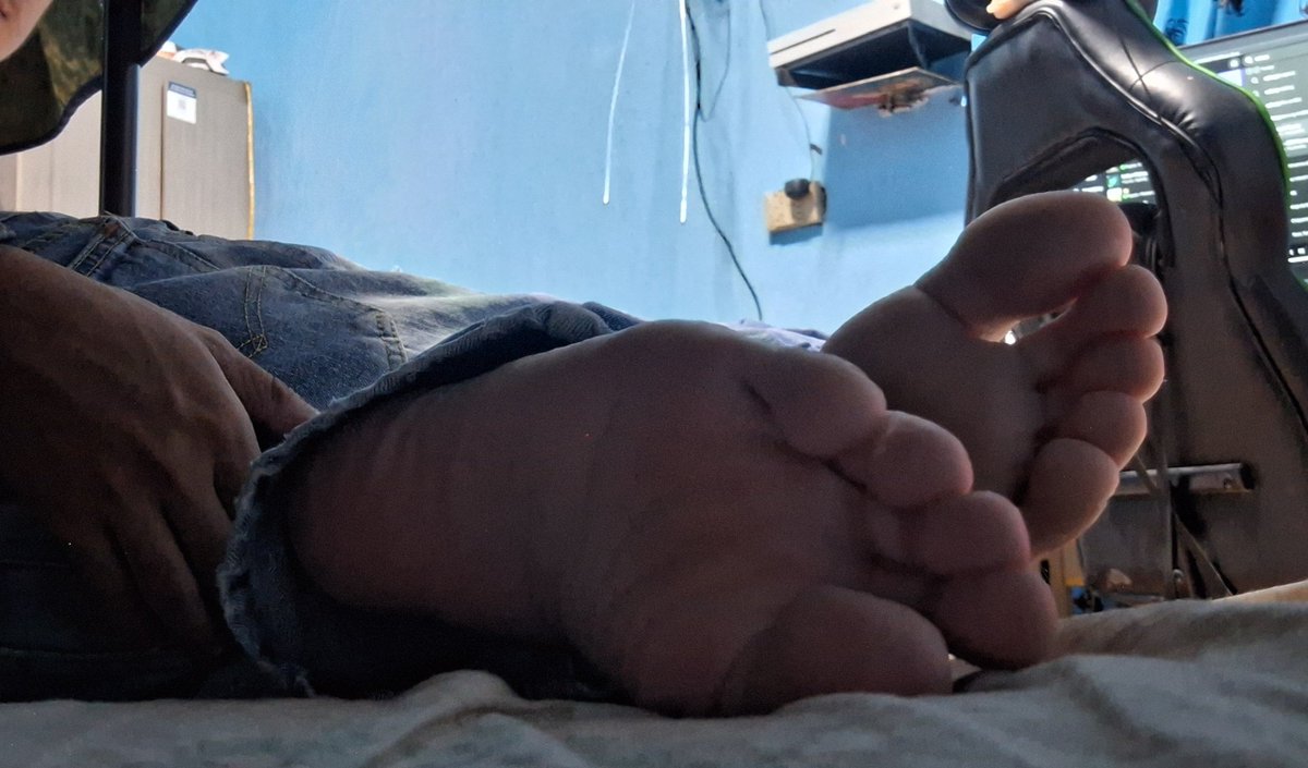 toddsteinflame's tweet photo. piecitos en jeans owo #twink #feet https://t.co/m8tQwll4eQ