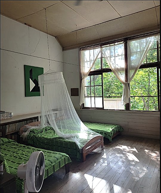 jyyou's tweet photo. オプションになりますが、蚊帳を吊ることもできます。写真はベッドの部屋の一人用の蚊帳。和室(畳敷き)は4人ぐらい入れる大きな蚊帳があります。料金は、ベッド用が200円、和室用が500円。どちらも、何日利用しても同料金です。 https://t.co/viMZhvjZ2g