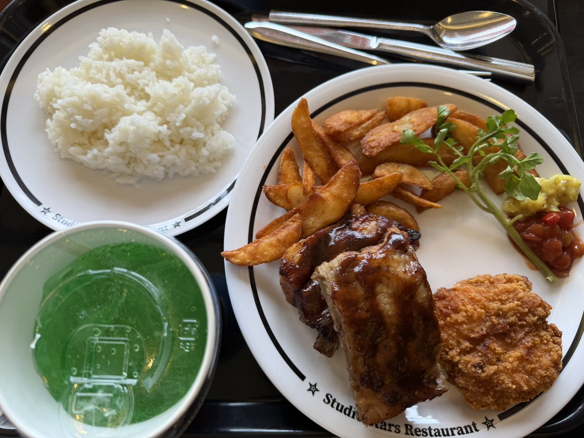 nanami_usj's tweet photo. ✨フード４０✨

スタジオ・スターズ・レストラン🍽️

リニューアル？して
メニューが変わったということで
行ってきました‼️
BBQポークリブがおいしかった😋
あと個人的にはスタジオ・スターズ・レモネードの星がかわいかった⭐️
#USJファン
#USJフード調査隊 https://t.co/qNO0NicGr0