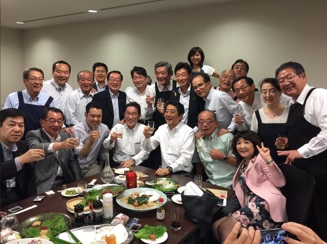 Adepteater029's tweet photo. 災害における自由民主党政権の姿勢で思い出すのは「西日本豪雨の最中に『赤坂自民亭』と称して飲んだくれていたこと」ですね🙄

為政者が「重大な災害が生じている／予見される状況」において飲んだくれるというのは、「正気の沙汰」とは思えませんね🙄 https://t.co/g3JMTfWCTS