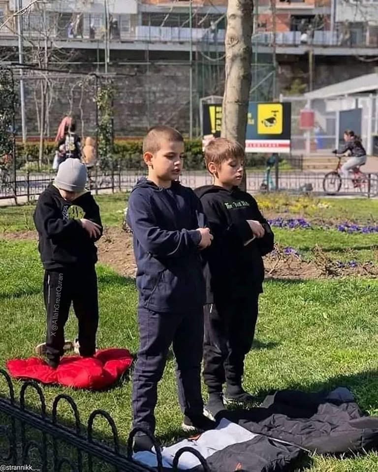 AllahGreatQuran's tweet photo. Bosnian Muslim students are engaged in prayer. 🇧🇦Ma’Sha’Allah https://t.co/62lv6UMpqp
