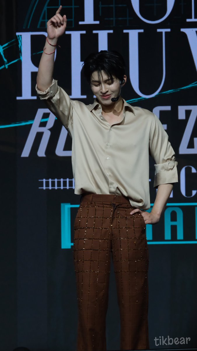 tikbearbear's tweet photo. Can’t get over Pond’s shy smile 🤣🤣🤣

PONDPHUWIN RENDEZV TAIPEI

#PondPhuwinRendezvousInTaipei
#ppnaravit #phuwintang
#pondphuwin https://t.co/FV4AQhp4Fn