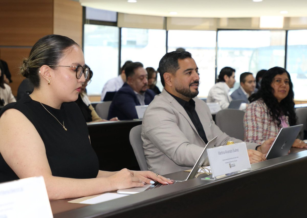 IEPS_Ec's tweet photo. 📍 #Quito | Nuestro director general, @TJJuanchoD, participó en la 1.ª sesión del Comité Interinstitucional de Empleabilidad y Emprendimiento, liderado por la @MinTrabajoEc, @CynthiaGelliber, donde se definieron acciones para: 

✅ Fortalecer la empleabilidad y el emprendimiento. 💼
✅ Impulsar el trabajo digno y la inserción laboral. 🤝
✅ Crear más oportunidades para el desarrollo de los ecuatorianos. 🇪🇨