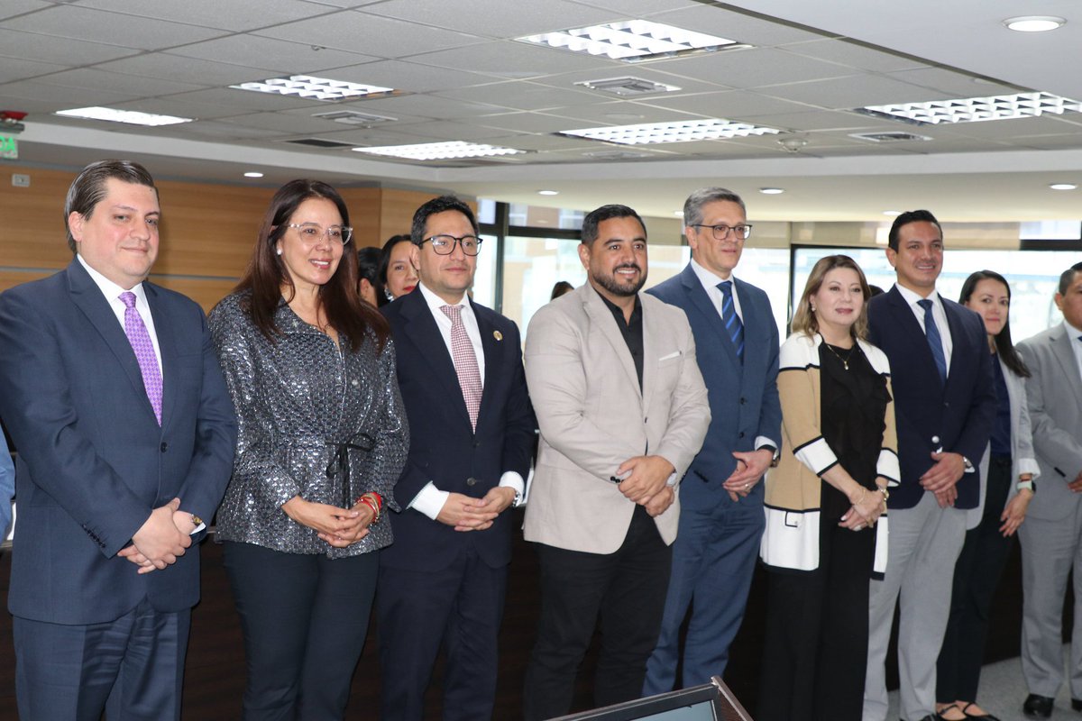 IEPS_Ec's tweet photo. 📍 #Quito | Nuestro director general, @TJJuanchoD, participó en la 1.ª sesión del Comité Interinstitucional de Empleabilidad y Emprendimiento, liderado por la @MinTrabajoEc, @CynthiaGelliber, donde se definieron acciones para: 

✅ Fortalecer la empleabilidad y el emprendimiento. 💼
✅ Impulsar el trabajo digno y la inserción laboral. 🤝
✅ Crear más oportunidades para el desarrollo de los ecuatorianos. 🇪🇨