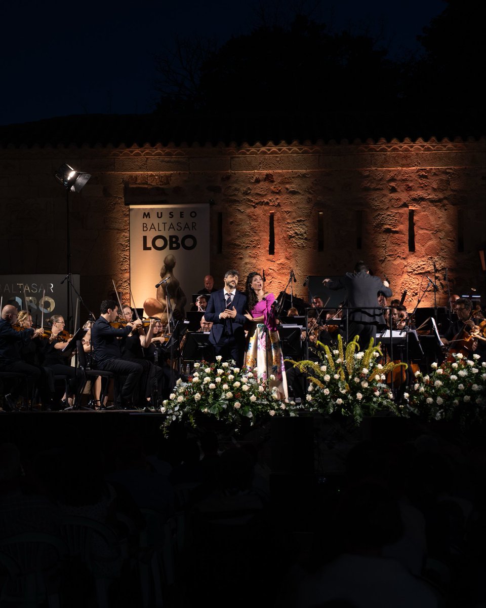 littleoperafest's tweet photo. La Plaza de la Catedral volvió a convertirse en un gran escenario al aire libre para inaugurar la XI edición de LittleOpera Zamora. Una noche de grandes voces, emoción compartida y ópera bajo las estrellas. ✨
@CyLEsVida https://t.co/nfKMfQTA72