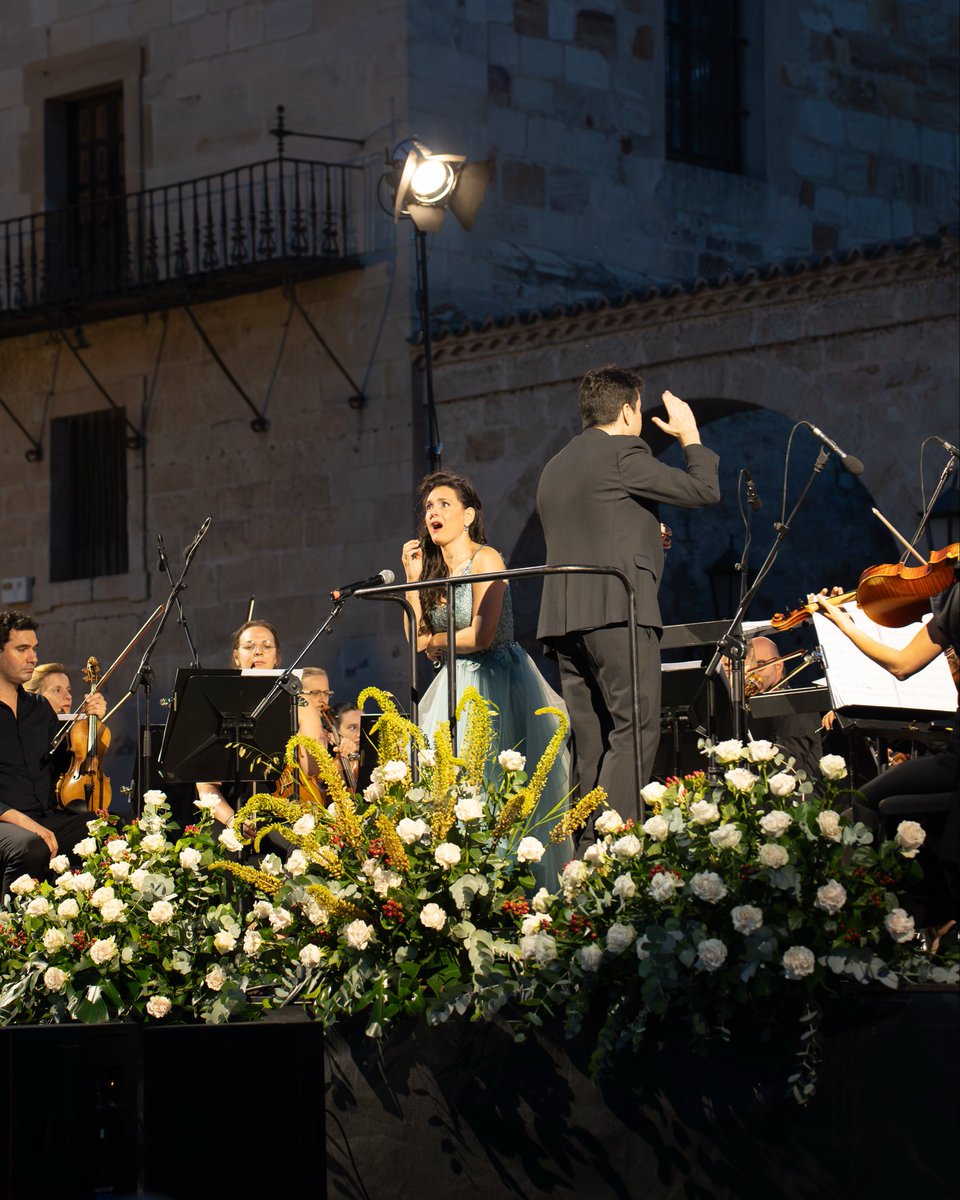 littleoperafest's tweet photo. La Plaza de la Catedral volvió a convertirse en un gran escenario al aire libre para inaugurar la XI edición de LittleOpera Zamora. Una noche de grandes voces, emoción compartida y ópera bajo las estrellas. ✨
@CyLEsVida https://t.co/nfKMfQTA72