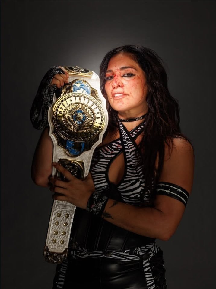 WMavenWWE's tweet photo. Big Sexy Raquel taking pictures with her busted nose is so bad ass! https://t.co/1fjRmEA3SR
