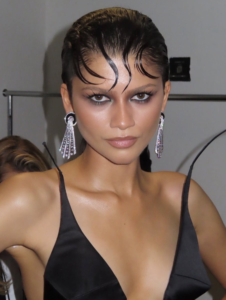 badestoutfit's tweet photo. zendaya’s glam by ernesto casillas for ‘spider-man brand new day’ https://t.co/MhCo7YtLLQ