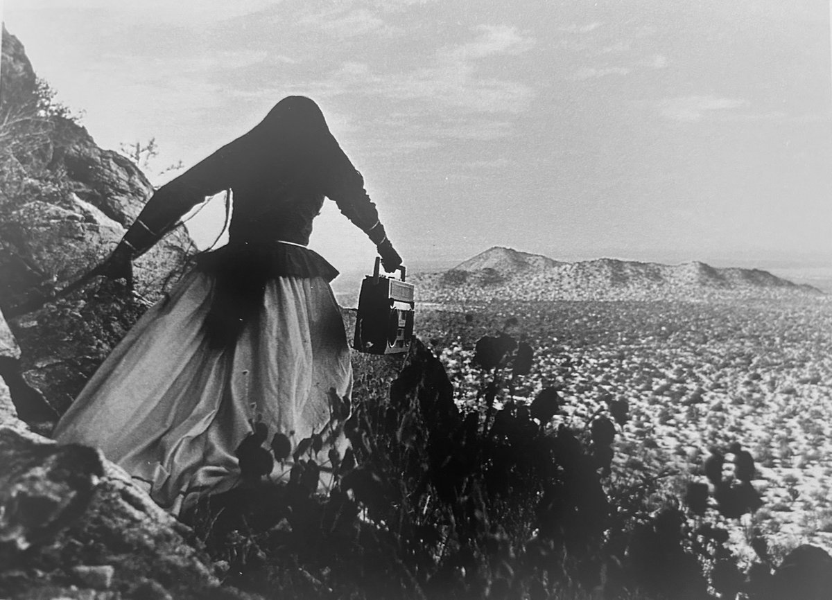 Pipiripunk's tweet photo. Miércoles  con “i” de Iturbide. 

Graciela Iturbide - “Mujer Ángel” - Desierto de Sonora, México; 1979.

#FotografíaDeLaAaLaZ #Fotografía   #Fotolibro 📷

(160 años de fotografía en México, Océano 2004). https://t.co/iuiMuyMGqL