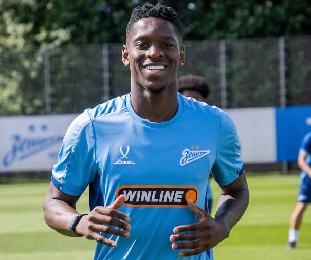 PabloRaphaelRUA's tweet photo. O Zenit não trabalha com a possibilidade de permanecer com um percentual dos direitos do Luiz Henrique em uma possível venda ao Flamengo. A tendência é que uma eventual negociação aconteça apenas pela venda definitiva do jogador. 

Segundo apuramos com fontes da Rússia, o clube europeu trabalha com dois cenários:

•Uma venda em definitivo por algo entre 35 e 40 milhões de euros; ou
•E o que apuramos é que o Zenit considera uma operação de 20 milhões de euros e uma possível inclusão do volante Everton Araújo na negociação.

O motivo é claro: além de avaliar Luis Henrique nesse patamar financeiro, o Zenit busca um volante para suprir a saída de Barrios. Como não conseguiram a contratação de Danilo, o nome do Evertton é bem avaliado. Mas por hora, sem proposta oficial. 

Outro fator importante é a situação contratual do atacante. Luis Henrique possui um vínculo no modelo 2+1, o que, na prática, significa que ainda restam cerca de três anos de contrato. Por isso, o clube russo não tem urgência para negociá-lo e mantém uma posição firme nas tratativas.

Tudo está em estágio bem inicial. No momento, o cenário é bem complicado para o Flamengo, que concentra os esforços no Almada. 

Tabela com @Oliveira32Pablo