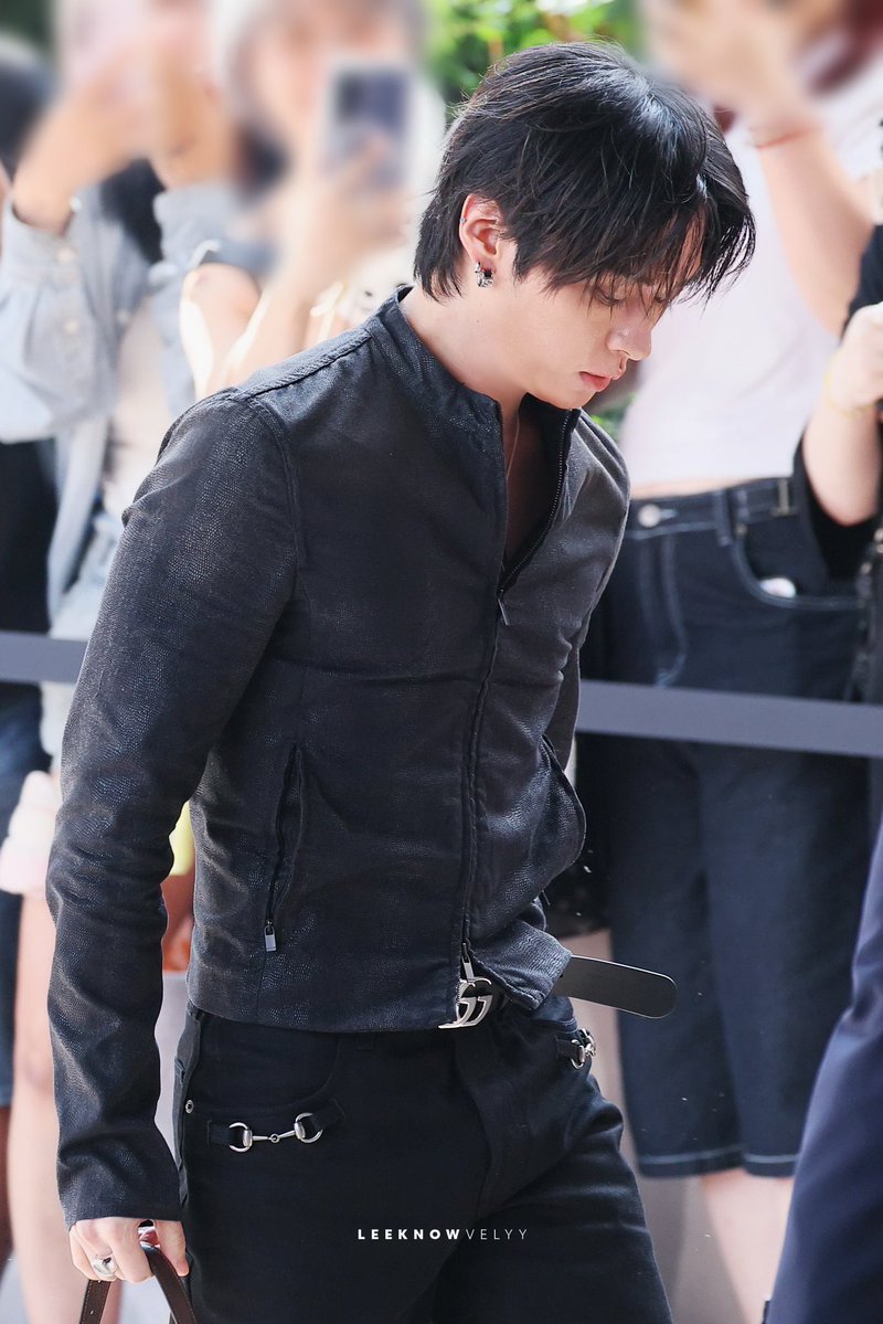 viraleeknow's tweet photo. THIS OUTFIT>>>> 

LEE KNOW GUCCI EDIT ROOM
#LEEKNOWxGUCCI https://t.co/sJd1UBxlYV