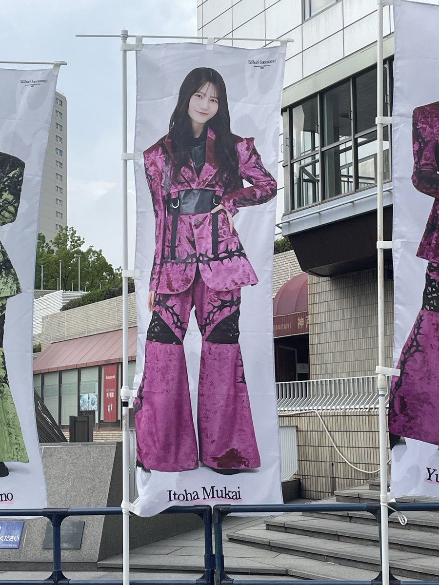 kiroa15's tweet photo. 娘1が学校の後に、ギリギリ現地入りだったので、BBA1人で写真撮ったりグッズ買ったり😅
ミニペンライトは可愛過ぎて、娘に頼まれてもないのに母買っちまった😂❣️

#櫻坂46_Whatslonesome https://t.co/kpBHqbRGpo