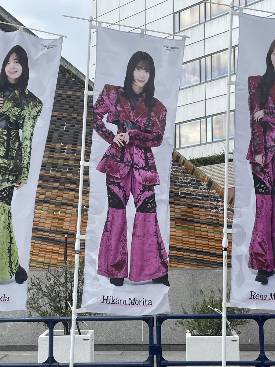 kiroa15's tweet photo. 娘1が学校の後に、ギリギリ現地入りだったので、BBA1人で写真撮ったりグッズ買ったり😅
ミニペンライトは可愛過ぎて、娘に頼まれてもないのに母買っちまった😂❣️

#櫻坂46_Whatslonesome https://t.co/kpBHqbRGpo