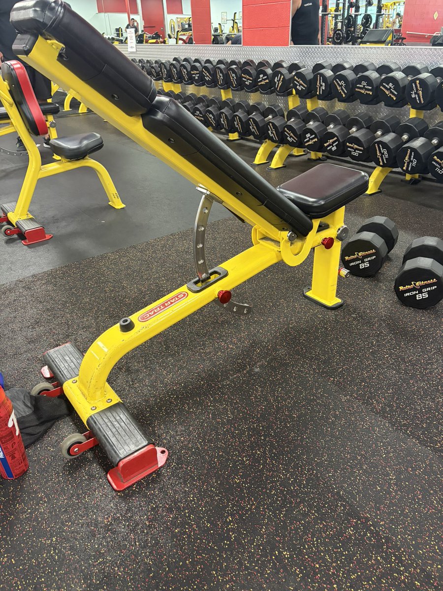 silvrgoat06's tweet photo. Wednesday day cap, hit those different angles for a complete compound chest workout 💪 Just push through #PushDay #Fitover40 #StrengthTraining #Dumbbells #Gym #BeFit https://t.co/drQNaNObqh