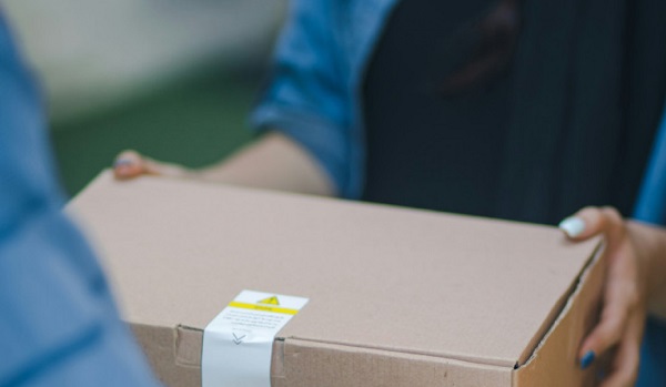 impulsobaires's tweet photo. 📦 COMERCIO EXTERIOR | ARCA ELIMINÓ EL LÍMITE DE VALOR PARA EXPORTAR POR COURIER
Mediante la Resolución General 5883/2026, el Gobierno nacional modificó el régimen de envíos internacionales para facilitar la salida de productos al exterior, reducir costos burocráticos y agilizar la operatoria aduanera.

¿Qué cambia con la nueva medida?
🔹 Sin techo de valor: Se elimina el límite previo (anteriormente de USD 3.000) para envíos al exterior por servicios postales/courier, permitiendo exportar por régimen simplificado sin restricción de monto. 
🔹 Impulso a pymes y emprendedores: Simplifica los trámites para pymes que buscan ingresar a nuevos mercados internacionales sin pasar a regímenes de exportación formal complejos. 
🔹 Mejoras en importación: Agiliza requisitos documentales para pequeños envíos con beneficios fiscales y establece pautas de digitalización.

"Se derriba una barrera que dificultaba las exportaciones, especialmente para pequeñas y medianas empresas", destacó el ministro Federico Sturzenegger.
🔗 Todos los detalles del nuevo régimen acá 👇
https://t.co/gmfaDouohA