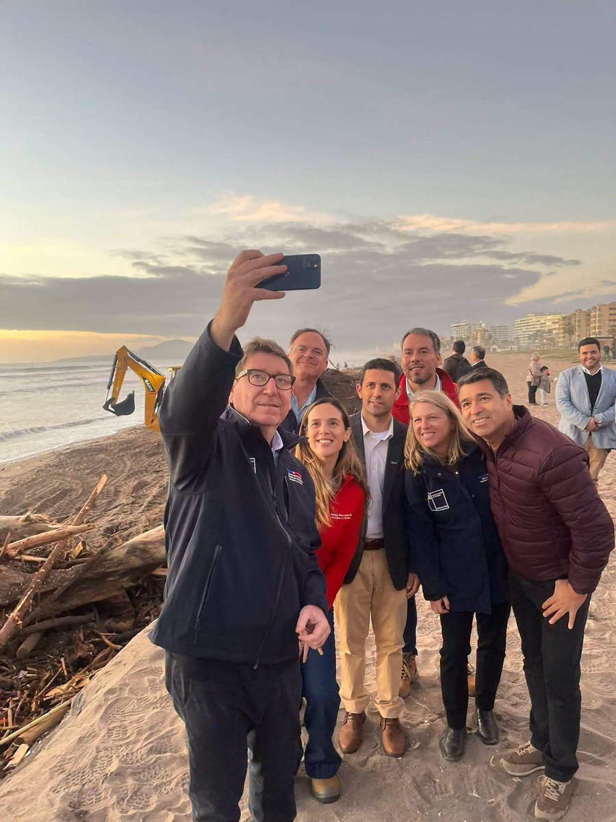 bacigalupe's tweet photo. La selfie turística del Ministro Daniel Mas Valdés en el medio del desastre. Faltan epitetos para caracterizar esto. https://t.co/YrtPIIErh4