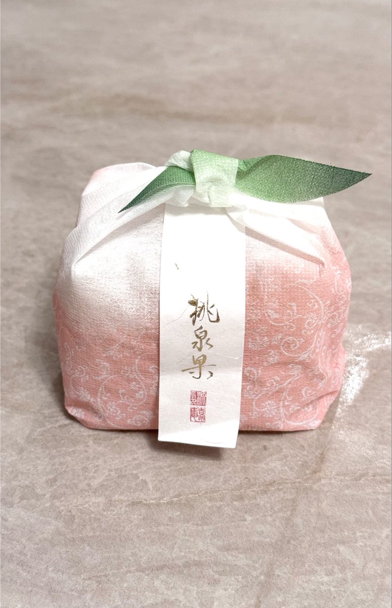 olchan_sub_'s tweet photo. 宗家源吉兆庵のフルーツ菓子は間違いない。 贈る相手を選ばない品の良さもあって、手土産やギフトにも重宝。白桃果汁たっぷりのピューレの中にまるっと白桃が入った夏限定の「まるごと白桃ゼリー」は、桃好きなら一度は食べてほしい。桃の美味しさをこれでもかってくらい堪能できる、夏の私のご褒美🍑 https://t.co/rQ4utEXhQD