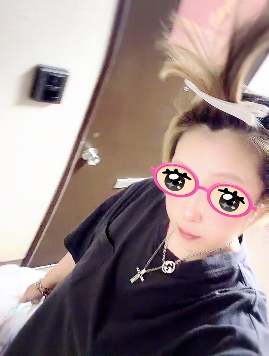 EEpekoEE's tweet photo. 本日 本間 定休日🫡
昨日は余りにも満腹過ぎて睡魔に負けて速攻爆睡😪🫧本指様にお礼言えず🙇‍♀️📷編集して上げるね～ごめんちゃいな🫣
その前に‼️ごみ収集日💦9時まで🏃💨💨💨
髪も‼️気分も‼️ぶち上げて行きまッしょい‼️🤣👍 https://t.co/9Z1YKg2RQz