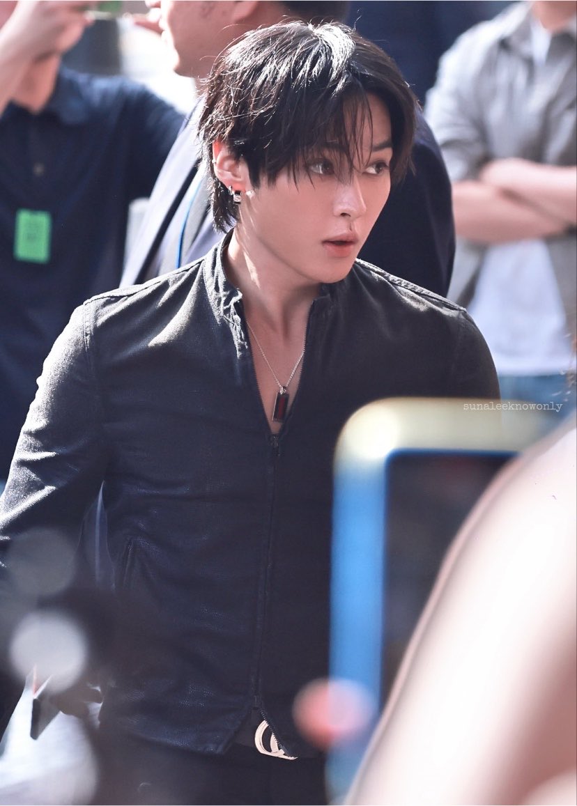 hyunkitte's tweet photo. prisão urgente pra quem colou o lee know nessa camisa meio aberta, o zíper dela no meio PLMDSSSSSSS https://t.co/Z4FFRGLiM5